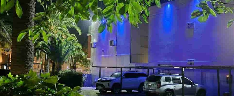 Estacionamiento Hotel Continental por la noche